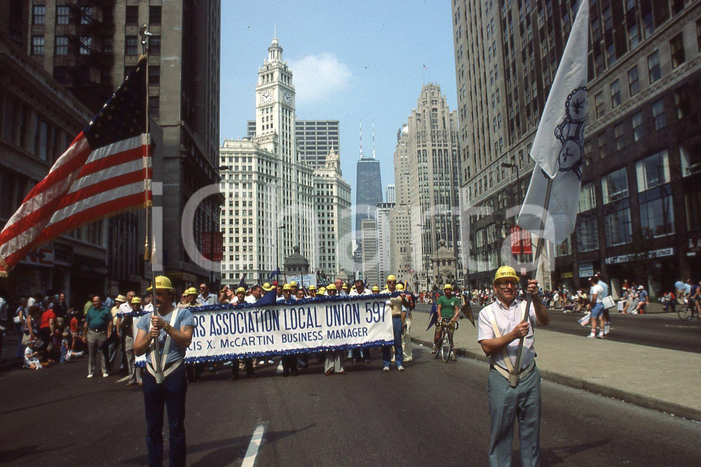 1983 LEE BALTERMAN  Pipefitters local union 597 march in Chicago *VINTAGE SLIDE Diapositiva originale, in formato 35 mm.Per i diritti rivolgersi a ICharta.ICharta mette in vendita, sul negozio eBay e in esclusiva sul sito "icharta" il proprio archivio composto da numerose diapositive e negativi fotografici d'epoca, tutti originali e autentici.Si tratta di uno sguardo inedito sull'attualità, la politica, la vita quotidiana, il gossip e la cultura, che fotografa il cambiamento della nazione (e non solo) tra il 1890 ed il 1990 circa. Un'occasione unica per il mercato del collezionismo, che vede finalmente disponibile un archivio eccezionale per vastità, tematiche e condizioni, in un settore (il negativo fotografico e la diapositiva) di assoluta novità e dalle interessanti prospettive di investimento. CONDIZIONI:FAIR/discretoFORMATO: 35mm originale e autentica 1