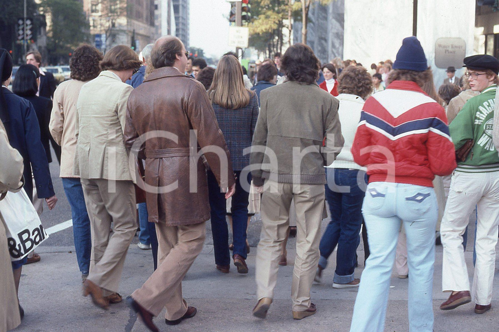 1982 LEE BALTERMAN  Chicago Michigan Avenue CROWDS *VINTAGE SLIDE Diapositiva originale, in formato 35 mm.Per i diritti rivolgersi a ICharta.ICharta mette in vendita, sul negozio eBay e in esclusiva sul sito "icharta" il proprio archivio composto da numerose diapositive e negativi fotografici d'epoca, tutti originali e autentici.Si tratta di uno sguardo inedito sull'attualità, la politica, la vita quotidiana, il gossip e la cultura, che fotografa il cambiamento della nazione (e non solo) tra il 1890 ed il 1990 circa. Un'occasione unica per il mercato del collezionismo, che vede finalmente disponibile un archivio eccezionale per vastità, tematiche e condizioni, in un settore (il negativo fotografico e la diapositiva) di assoluta novità e dalle interessanti prospettive di investimento. CONDIZIONI:FAIR/discretoFORMATO: 35mm originale e autentica 1