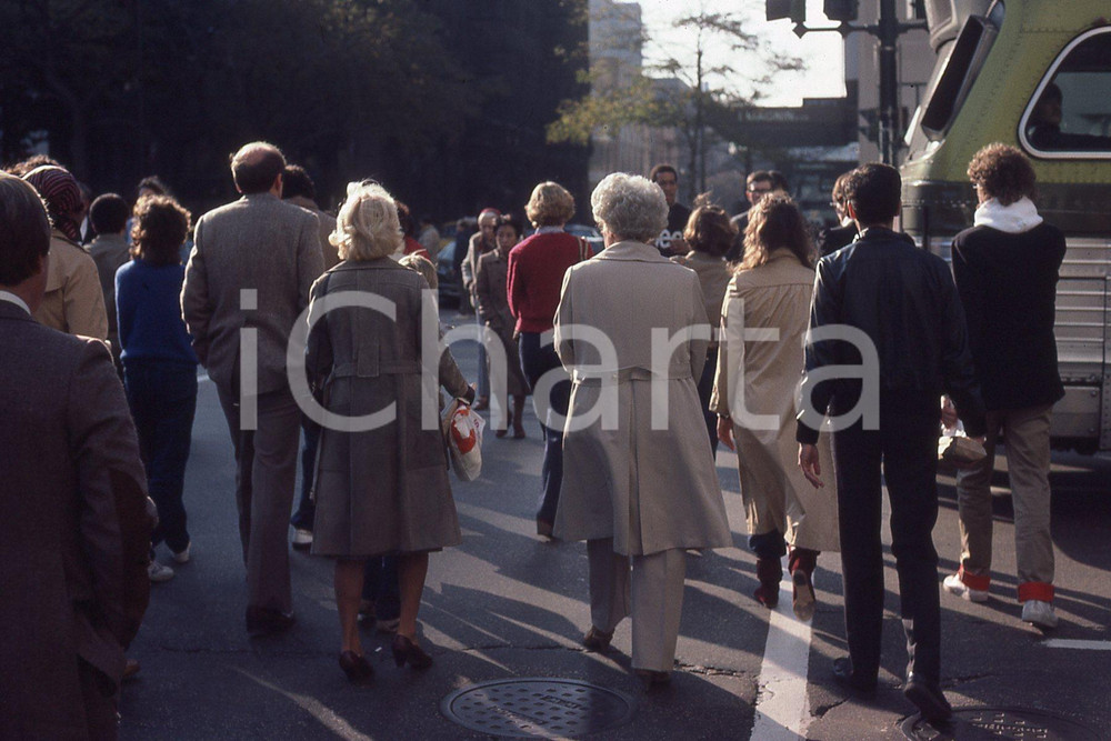 1982 LEE BALTERMAN  Chicago Michigan Avenue CROWDS *VINTAGE SLIDE 1 Diapositiva originale, in formato 35 mm.Per i diritti rivolgersi a ICharta.ICharta mette in vendita, sul negozio eBay e in esclusiva sul sito "icharta" il proprio archivio composto da numerose diapositive e negativi fotografici d'epoca, tutti originali e autentici.Si tratta di uno sguardo inedito sull'attualità, la politica, la vita quotidiana, il gossip e la cultura, che fotografa il cambiamento della nazione (e non solo) tra il 1890 ed il 1990 circa. Un'occasione unica per il mercato del collezionismo, che vede finalmente disponibile un archivio eccezionale per vastità, tematiche e condizioni, in un settore (il negativo fotografico e la diapositiva) di assoluta novità e dalle interessanti prospettive di investimento. CONDIZIONI:FAIR/discretoFORMATO: 35mm originale e autentica 1