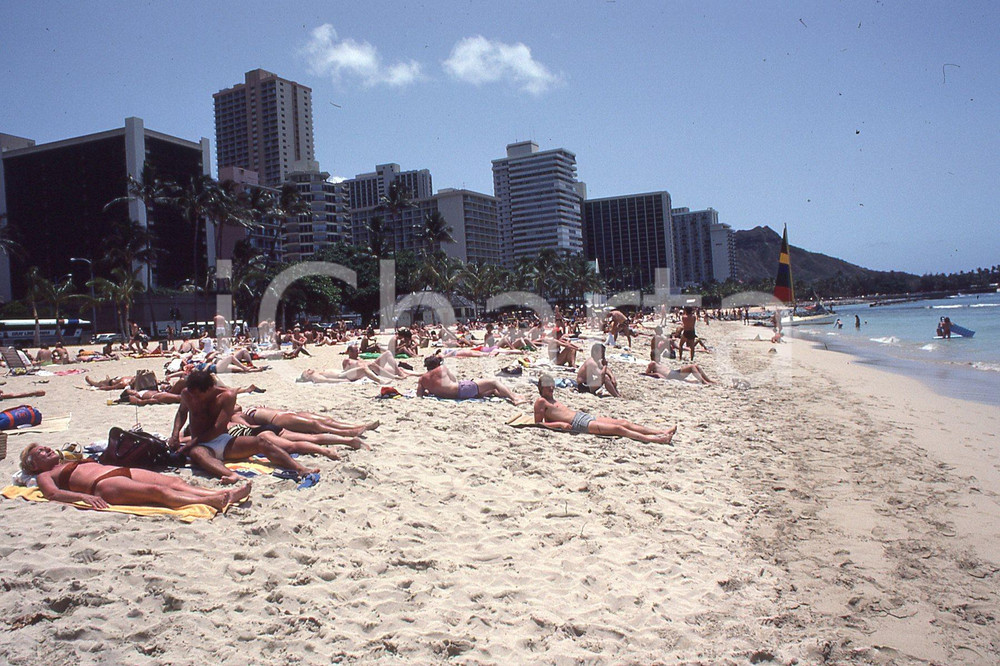 1982 LEE BALTERMAN  Honokalani Hawaii beach *VINTAGE SLIDE Diapositiva originale, in formato 35 mm.Per i diritti rivolgersi a ICharta.ICharta mette in vendita, sul negozio eBay e in esclusiva sul sito "icharta" il proprio archivio composto da numerose diapositive e negativi fotografici d'epoca, tutti originali e autentici.Si tratta di uno sguardo inedito sull'attualità, la politica, la vita quotidiana, il gossip e la cultura, che fotografa il cambiamento della nazione (e non solo) tra il 1890 ed il 1990 circa. Un'occasione unica per il mercato del collezionismo, che vede finalmente disponibile un archivio eccezionale per vastità, tematiche e condizioni, in un settore (il negativo fotografico e la diapositiva) di assoluta novità e dalle interessanti prospettive di investimento. CONDIZIONI:FAIR/discretoFORMATO: 35mm originale e autentica 1