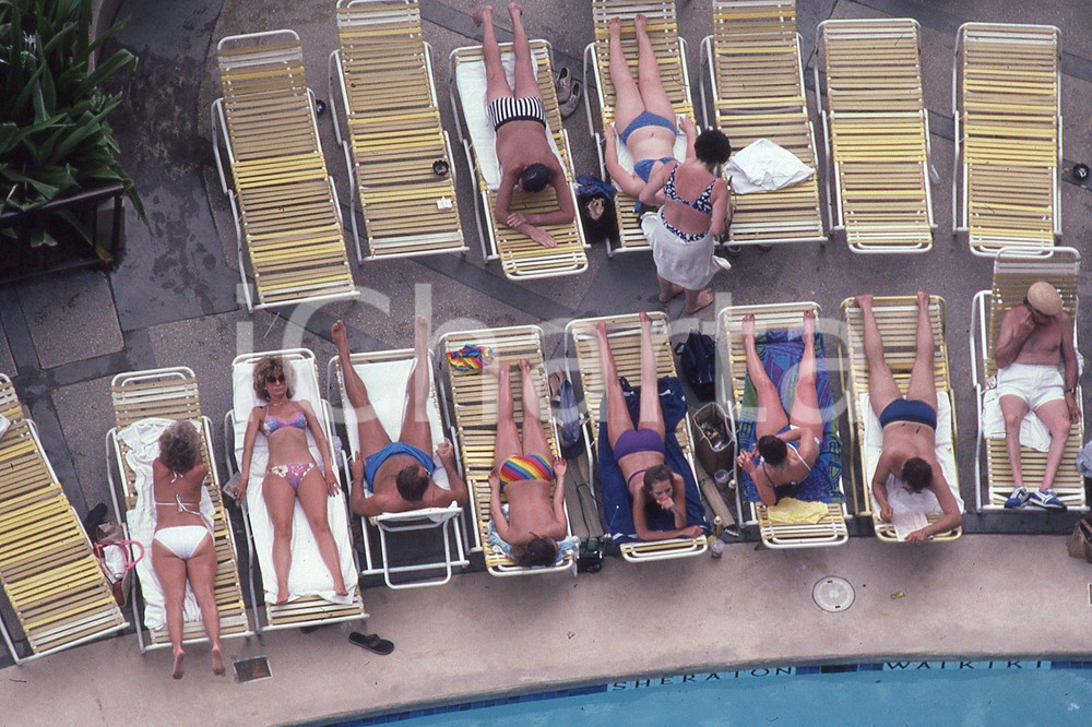 1982 LEE BALTERMAN  Honokalani Wawaii Hotel pool *VINTAGE SLIDE Diapositiva originale, in formato 35 mm.Per i diritti rivolgersi a ICharta.ICharta mette in vendita, sul negozio eBay e in esclusiva sul sito "icharta" il proprio archivio composto da numerose diapositive e negativi fotografici d'epoca, tutti originali e autentici.Si tratta di uno sguardo inedito sull'attualità, la politica, la vita quotidiana, il gossip e la cultura, che fotografa il cambiamento della nazione (e non solo) tra il 1890 ed il 1990 circa. Un'occasione unica per il mercato del collezionismo, che vede finalmente disponibile un archivio eccezionale per vastità, tematiche e condizioni, in un settore (il negativo fotografico e la diapositiva) di assoluta novità e dalle interessanti prospettive di investimento. CONDIZIONI:FAIR/discretoFORMATO: 35mm originale e autentica 1