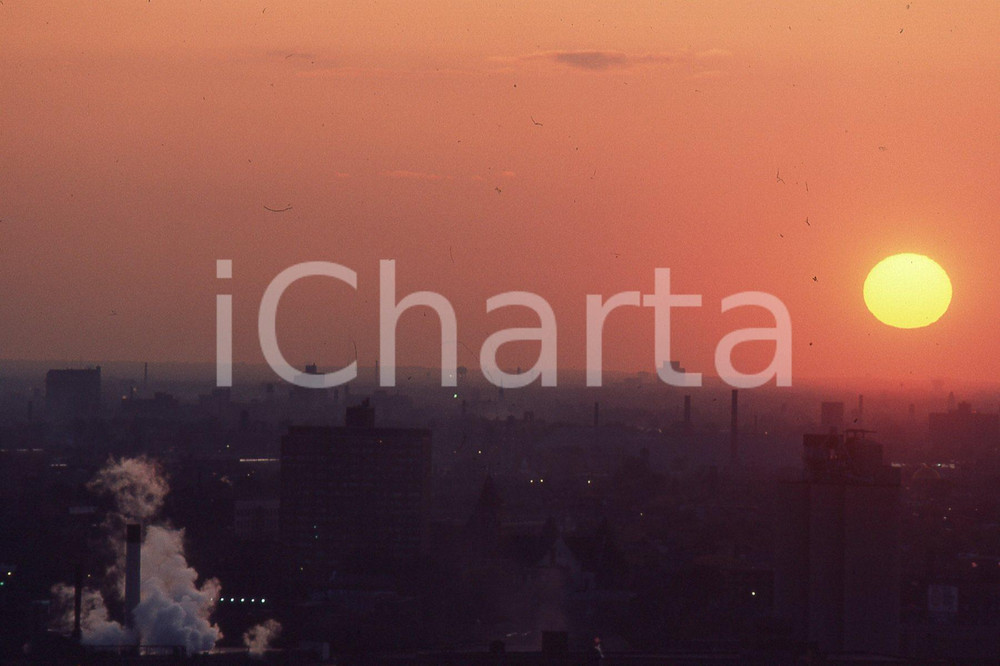 1985 LEE BALTERMAN  Chicago skyline *VINTAGE SLIDE Diapositiva originale, in formato 35 mm.Per i diritti rivolgersi a ICharta.ICharta mette in vendita, sul negozio eBay e in esclusiva sul sito "icharta" il proprio archivio composto da numerose diapositive e negativi fotografici d'epoca, tutti originali e autentici.Si tratta di uno sguardo inedito sull'attualità, la politica, la vita quotidiana, il gossip e la cultura, che fotografa il cambiamento della nazione (e non solo) tra il 1890 ed il 1990 circa. Un'occasione unica per il mercato del collezionismo, che vede finalmente disponibile un archivio eccezionale per vastità, tematiche e condizioni, in un settore (il negativo fotografico e la diapositiva) di assoluta novità e dalle interessanti prospettive di investimento. CONDIZIONI:FAIR/discretoFORMATO: 35mm originale e autentica 1