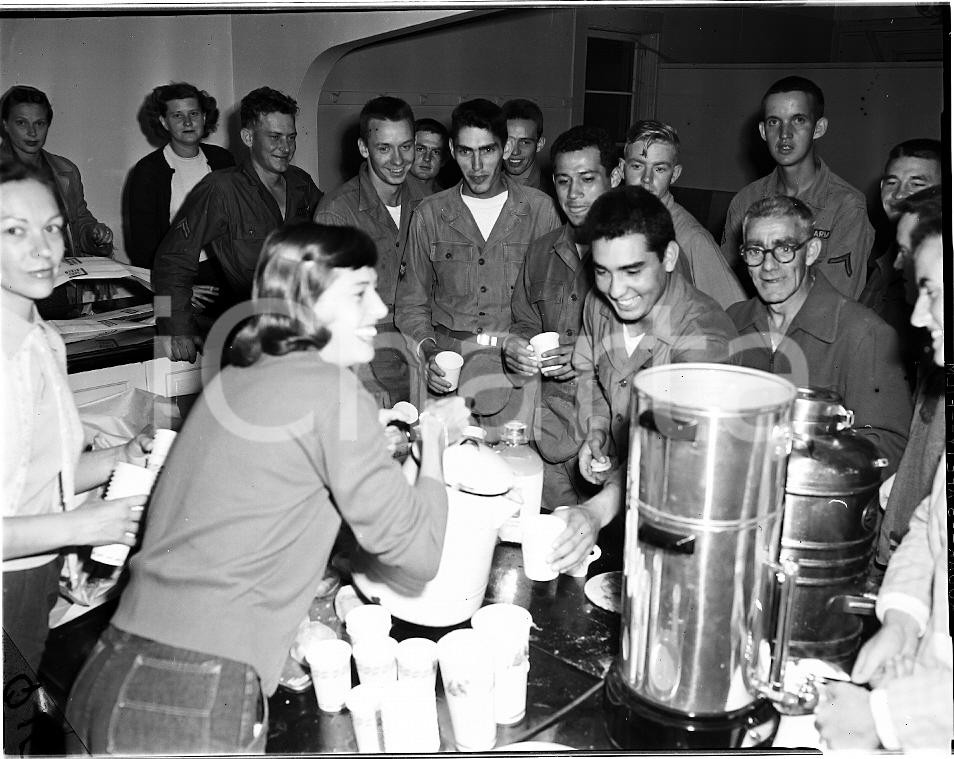 Fotografia d epoca originale 1955 OAK LAWN Dolores BIEDERMAN serves coffee to the soldiers NEGATIVO FOTOGR. 1