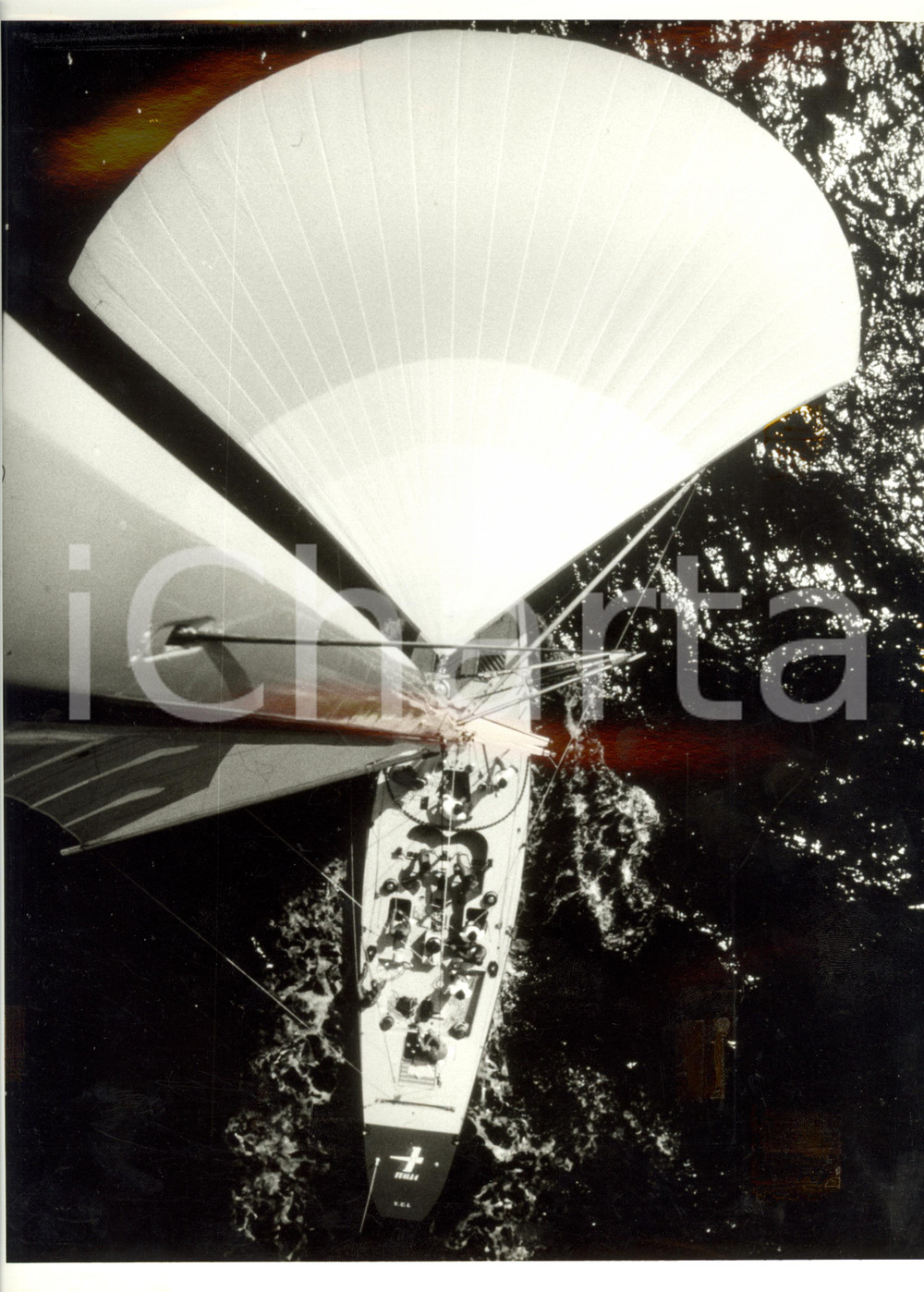 Fotografia d epoca originale 1986 VELA Imbarcazione ITALIA a vele spiegate Yacht Club Italiano REGATTA 24x30 1