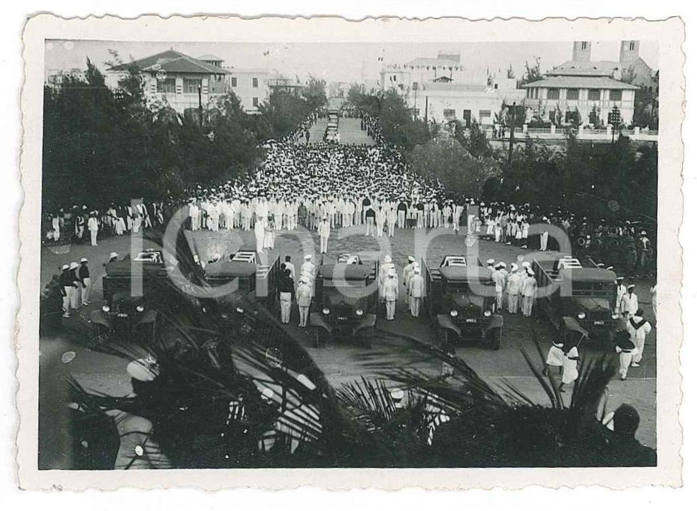 1936 AOI MOGADISCIO Funerali aviatori Tito MINNITI e Livio ZANNONI - Foto 9x6 cm Fotografia originale d'epoca, scattata durante i funerali dei due aviatori vittime degli etiopi mentre effettuavano un volo di ricognizione su Dagabur. CONDIZIONI:GOOD/buonoFORMATO: 9x6 cm originale e autentica 1