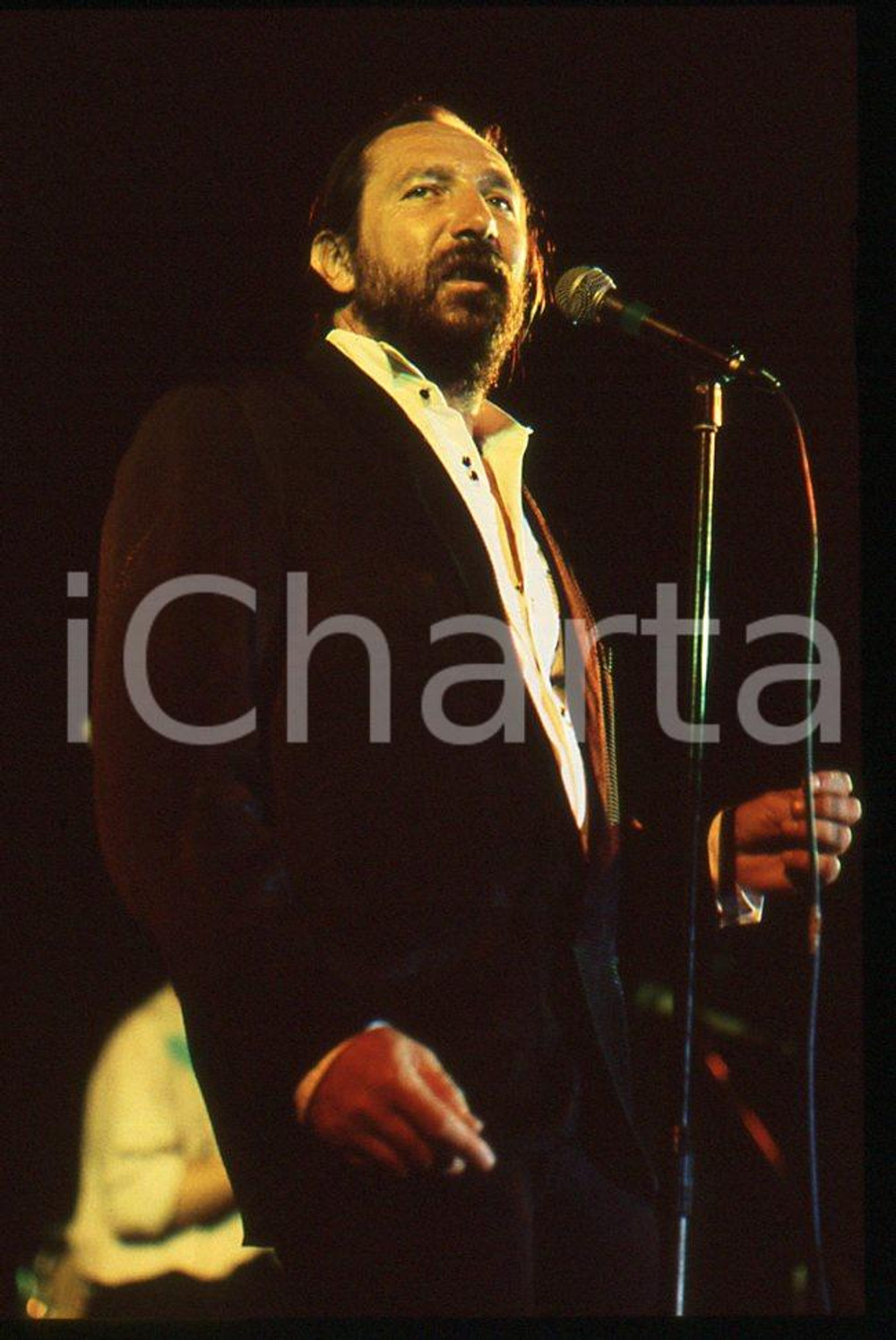 35mm vintage slide* 1996 MUSICA  Andrea MINGARDI in concerto 3    Diapositiva d'epoca, in formato 35 mm.  CONDIZIONI: GOOD E' severamente vietata la riproduzione. Tutti i diritti sono riservati.Nella diapositiva ICharta mette in vendita, sul negozio eBay e in esclusiva sul sito "icharta" il proprio archivio composto da numerose diapositive e negativi fotografici d'epoca, tutti originali e autentici, che attraversano la storia del costume italiano tra gli la fine degli anni Sessanta e Novanta.Si tratta di uno sguardo inedito sull'attualit&agrave;, la politica, la vita quotidiana, il gossip e la cultura, che fotografa il cambiamento della nazione in quest'ultimo scorcio del XX secolo. Un'occasione unica per il mercato del collezionismo, che vede finalmente disponibile un archivio eccezionale per vastit&agrave;, tematiche e condizioni, in un settore (il negativo fotografico e la diapositiva) di assoluta novit&agrave; e dalle interessanti prospettive di investimento.  CONDIZIONI:GOOD/buono originale e autentica 1