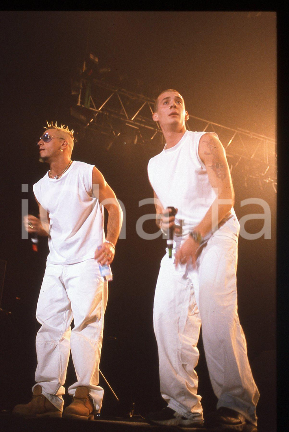 35mm vintage slide*1999 SANREMO ROCK FESTIVAL GEMELLI DIVERSI Strano e Thema 2 Nella diapositiva i componenti della band sono: Emanuele Busnaghi (THEMA), Francesco Stranges (STRANO) Diapositiva d'epoca, in formato 35 mm. CONDIZIONI: GOODE' severamente vietata la riproduzione. Tutti i diritti sono riservati.Nella diapositiva ICharta mette in vendita, sul negozio eBay e in esclusiva sul sito "icharta" il proprio archivio composto da numerose diapositive e negativi fotografici d'epoca, tutti originali e autentici, che attraversano la storia del costume italiano tra gli la fine degli anni Sessanta e Novanta.Si tratta di uno sguardo inedito sull'attualit&agrave;, la politica, la vita quotidiana, il gossip e la cultura, che fotografa il cambiamento della nazione in quest'ultimo scorcio del XX secolo. Un'occasione unica per il mercato del collezionismo, che vede finalmente disponibile un archivio eccezionale per vastit&agrave;, tematiche e condizioni, in un settore (il negativo fotografico e la diapositiva) di assoluta novit&agrave; e dalle interessanti prospettive di investimento.  originale e autentica 1