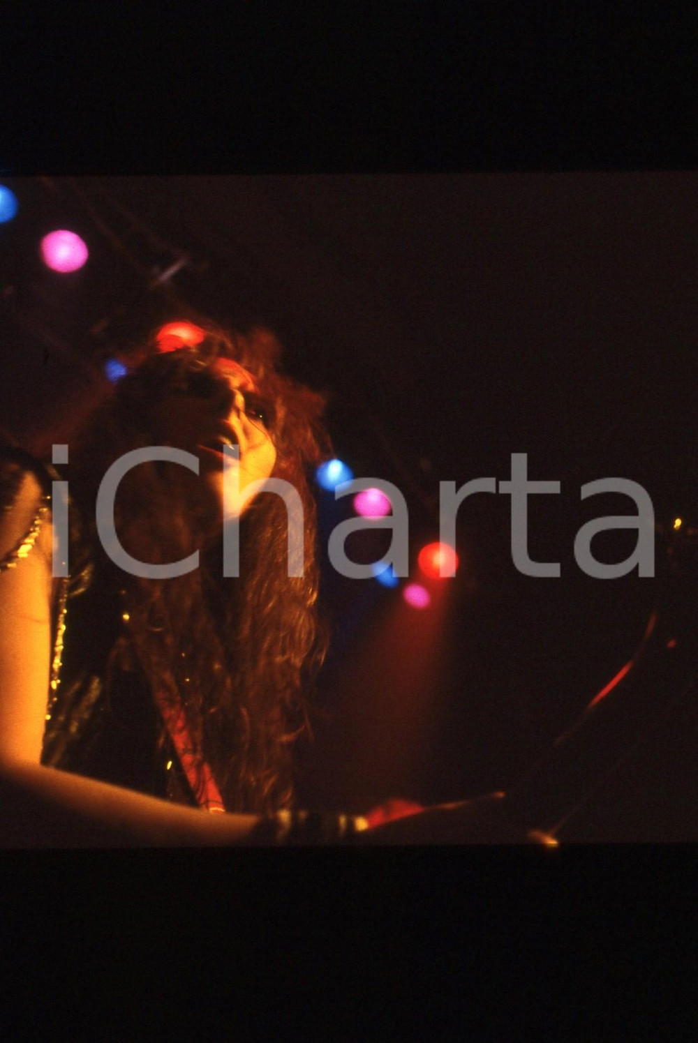 35mm vintage slide* 1985ca MUSICA Jody TURNER delle ROCK GODDESS - Concerto 5  Diapositiva d'epoca, in formato 35 mm. CONDIZIONI: GOODE' severamente vietata la riproduzione. Tutti i diritti sono riservati.Nella diapositiva ICharta mette in vendita, sul negozio eBay e in esclusiva sul sito "icharta" il proprio archivio composto da numerose diapositive e negativi fotografici d'epoca, tutti originali e autentici, che attraversano la storia del costume italiano tra gli la fine degli anni Sessanta e Novanta.Si tratta di uno sguardo inedito sull'attualit&agrave;, la politica, la vita quotidiana, il gossip e la cultura, che fotografa il cambiamento della nazione in quest'ultimo scorcio del XX secolo. Un'occasione unica per il mercato del collezionismo, che vede finalmente disponibile un archivio eccezionale per vastit&agrave;, tematiche e condizioni, in un settore (il negativo fotografico e la diapositiva) di assoluta novit&agrave; e dalle interessanti prospettive di investimento.  originale e autentica 1