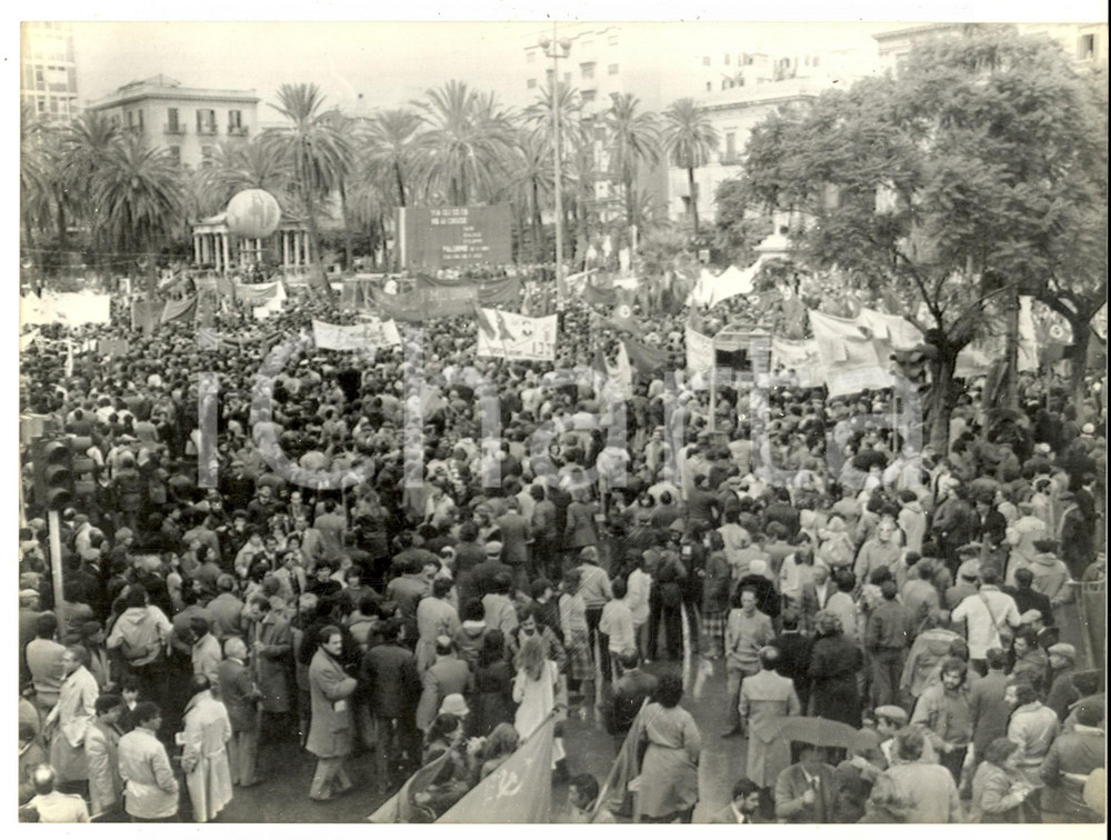 Fotografia d epoca originale 1981 PALERMO Piazza Politeama  Manifestazione pace  Comizio Luciano LAMA 1