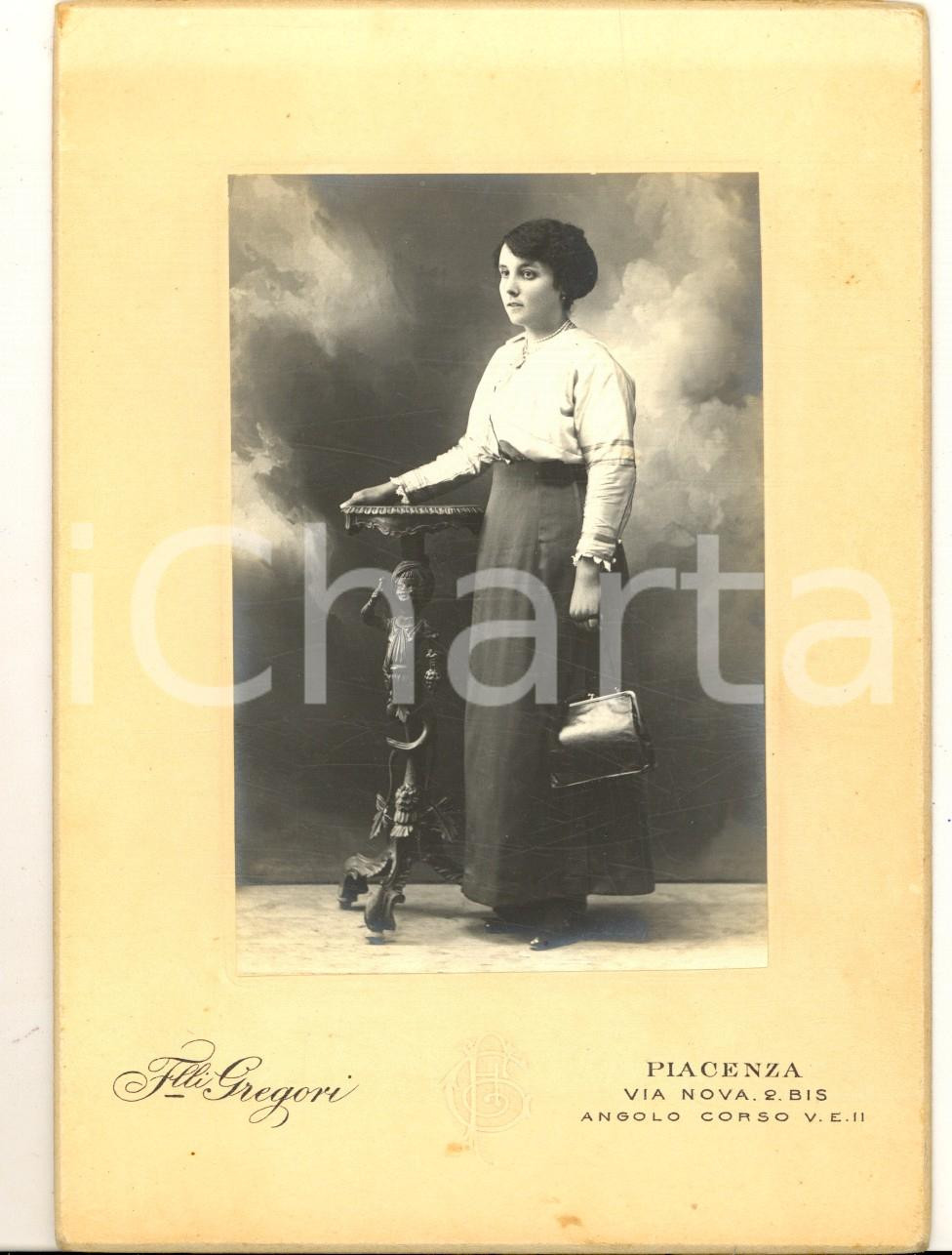 Fotografia d epoca originale 1910 ca PIACENZA Donna con la borsetta Foto F.lli GREGORI 12x16 cm 2 1