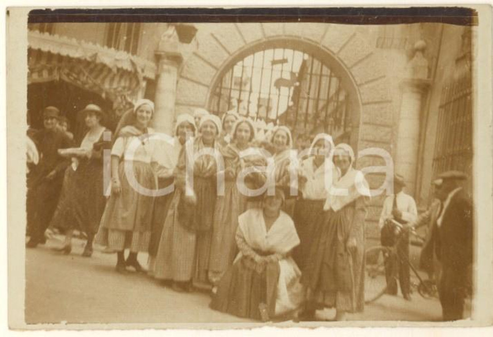Fotografia d epoca originale 1920 ca ITALIA FOLKLORE Donne in costume tradizionale Foto 9x6 cm 1