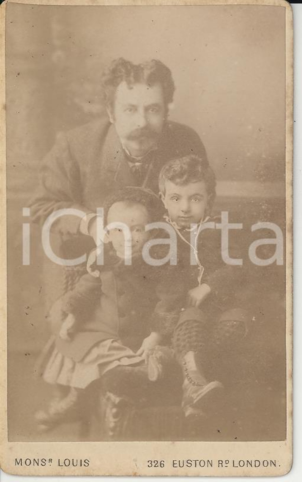 Fotografia d epoca originale 1880 ca LONDON Augusto DELLA CASA con i due figli Foto Monsieur LOUIS CDV 1