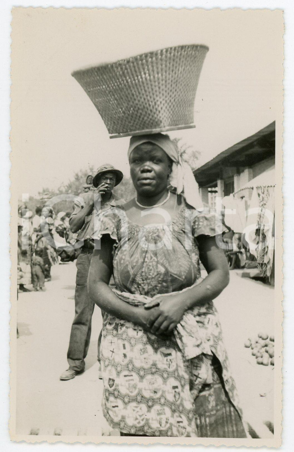 1935 ca LEOPOLDVILLE Marché indigène: femme avec un panier sur la tête *Postcard Cartolina d'epoca, non viaggiata. CONDIZIONI:GOOD/buonoFORMATO: 8x13 cm originale e autentica 1