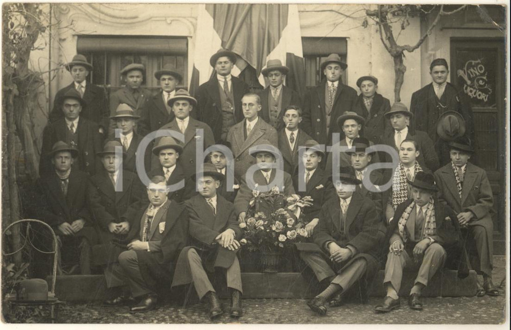 Fotografia d epoca originale 1920 ca VINOVO TO Gruppo di coscritti con mazzo di fiori Foto cartolina 1 1