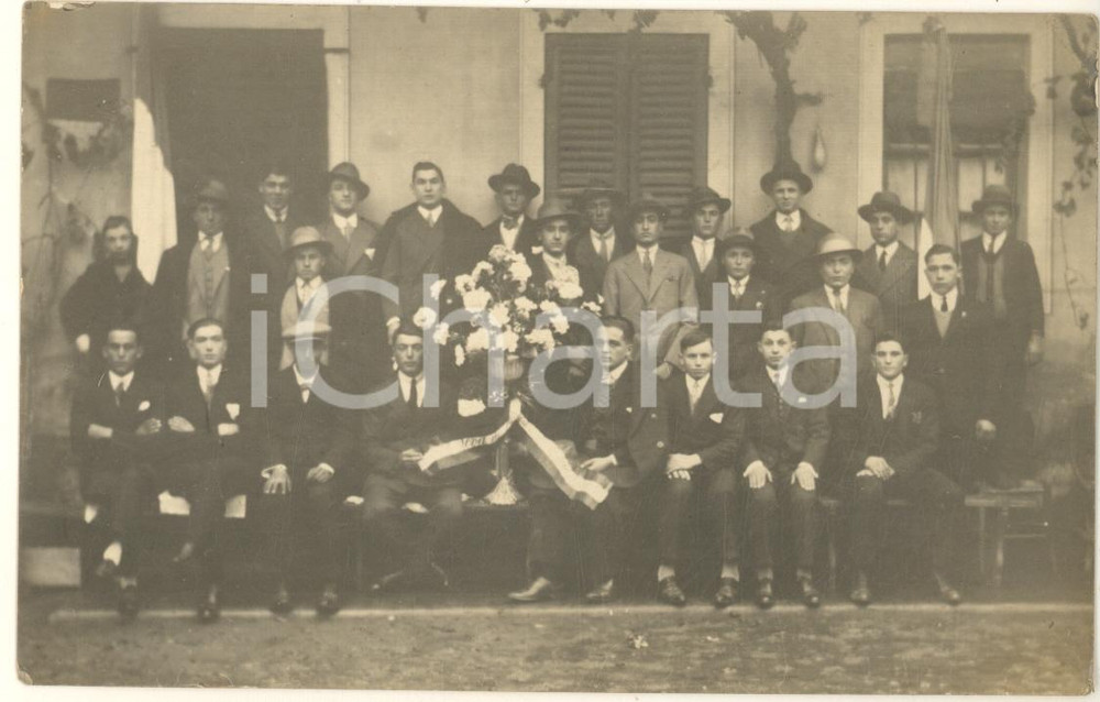 Fotografia d epoca originale 1920 ca VINOVO TO Gruppo di coscritti con vaso di fiori Foto cartolina 1 1
