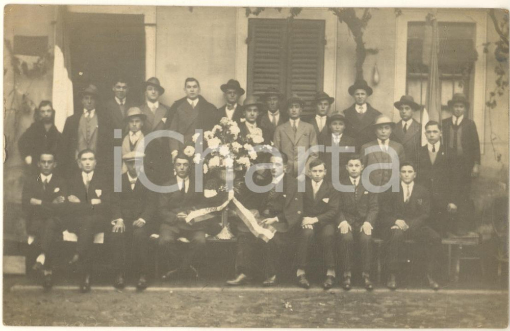 Fotografia d epoca originale 1920 ca VINOVO TO Gruppo di coscritti con vaso di fiori Foto cartolina 2 1