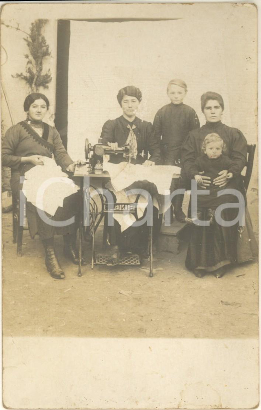 Fotografia d epoca originale 1920 ca VINOVO TO Gruppo di donne con macchina da cucire SINGER Foto 1