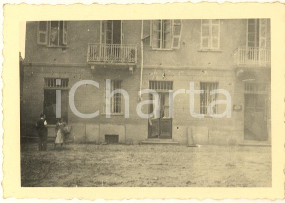 1935 ca VINOVO (?) Un palazzo in centro - Foto COSTUME ANIMATA 9x6 cm  Fotografia originale d'epoca. CONDIZIONI:GOOD/buonoFORMATO: 9x6 cm originale e autentica 1