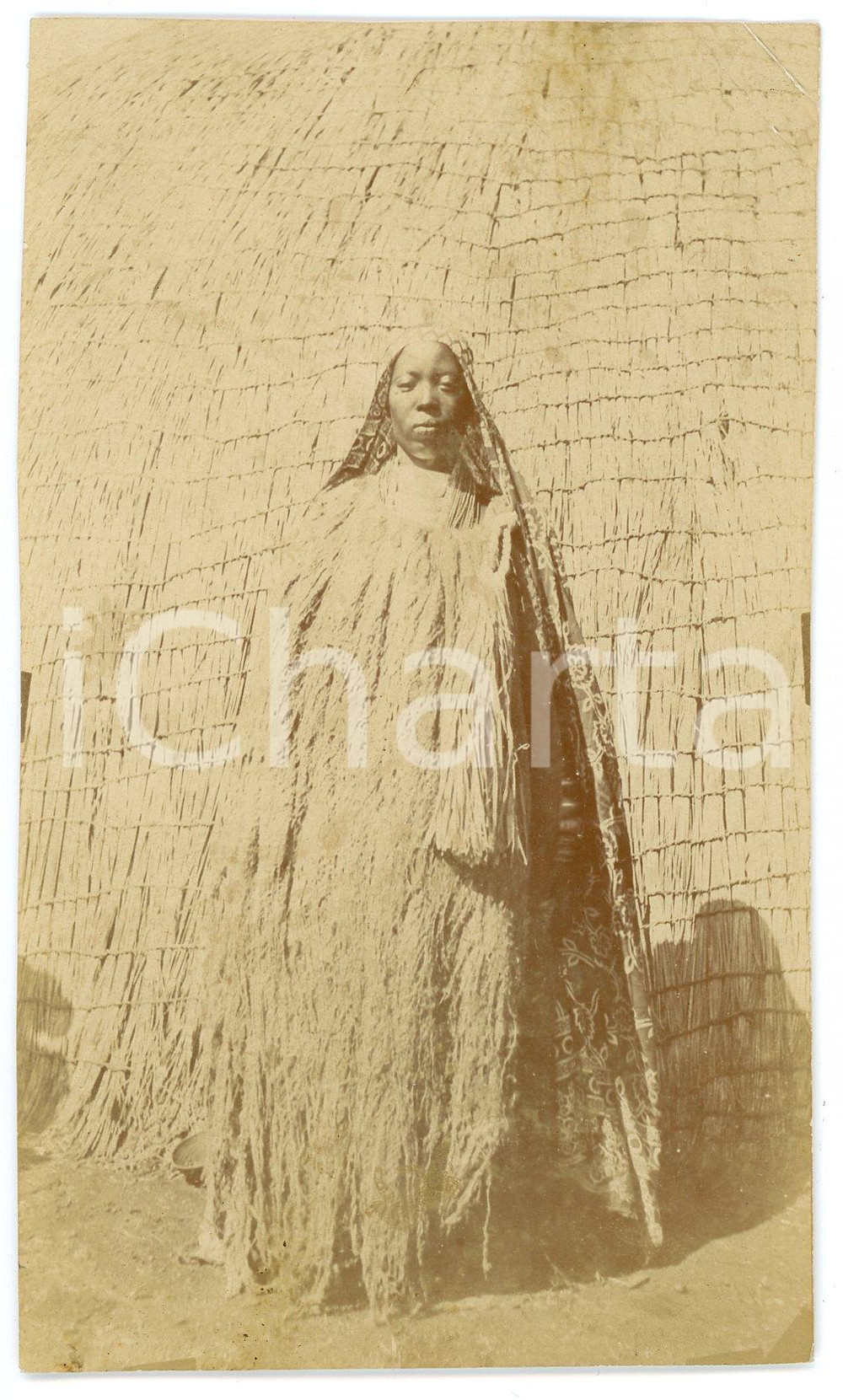 1920 ca CONGO BELGE Donna presso la sua capanna - Foto 8x13 cm  Fotografia originale d'epoca, su carta sottile. CONDIZIONI:FAIR/discreto piegature angolariFORMATO: 8x13 cm originale e autentica 1