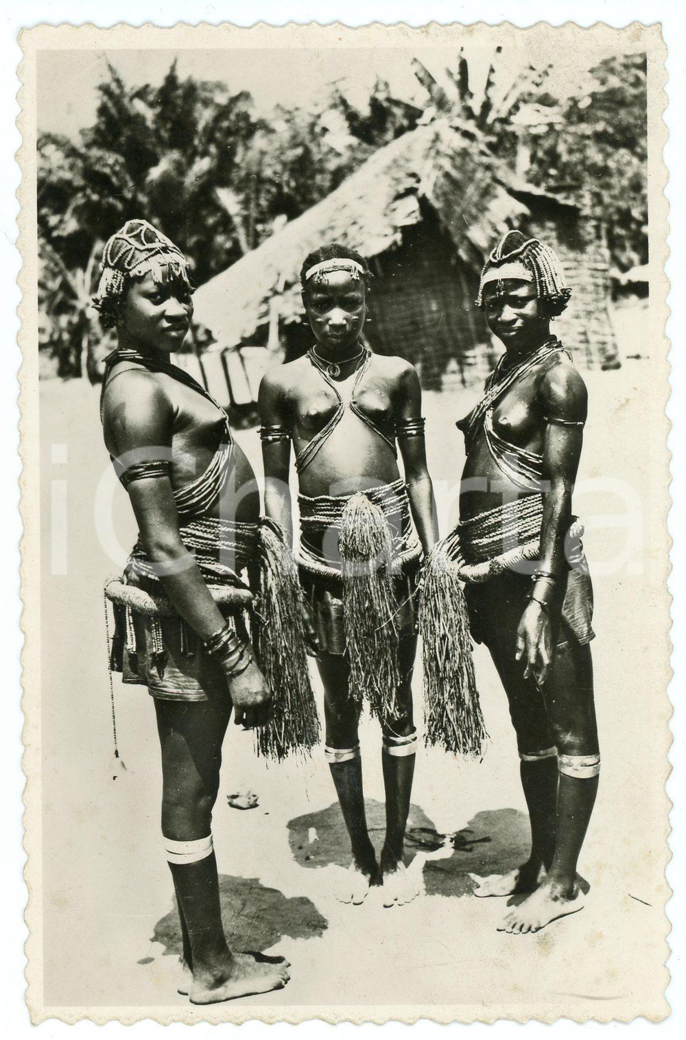 1935 ca CONGO BELGE Trois jeune Gombe parées pour la danse NU ETHNIQUE Postcard Cartolina d'epoca, non viaggiata. CONDIZIONI:GOOD/buonoFORMATO: 8x14 cm originale e autentica 1