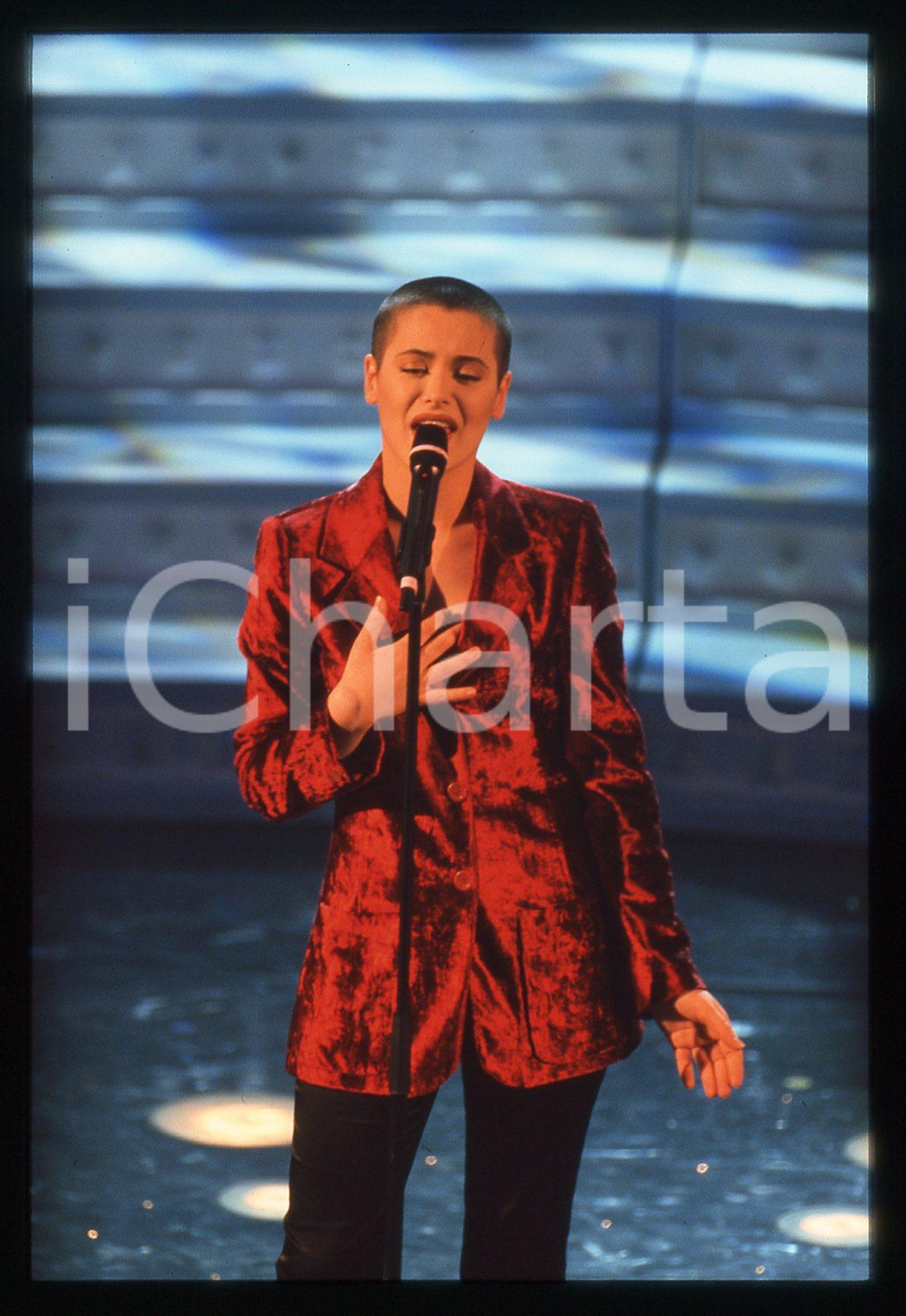 35mm vintage slide* 1997 SANREMO Silvia SALEMI sul palco del Teatro Ariston (11) Diapositiva d'epoca, in formato 35 mm. CONDIZIONI: GOODE' severamente vietata la riproduzione. Tutti i diritti sono riservati. ICharta mette in vendita, sul negozio eBay e in esclusiva sul sito "icharta" il proprio archivio composto da numerose diapositive e negativi fotografici d'epoca, tutti originali e autentici, che attraversano la storia del costume italiano tra gli la fine degli anni Sessanta e Novanta.Si tratta di uno sguardo inedito sull'attualit&agrave;, la politica, la vita quotidiana, il gossip e la cultura, che fotografa il cambiamento della nazione in quest'ultimo scorcio del XX secolo. Un'occasione unica per il mercato del collezionismo, che vede finalmente disponibile un archivio eccezionale per vastit&agrave;, tematiche e condizioni, in un settore (il negativo fotografico e la diapositiva) di assoluta novit&agrave; e dalle interessanti prospettive di investimento.  originale e autentica 1