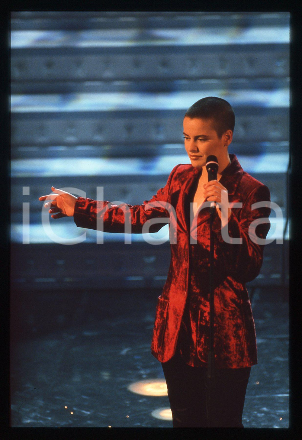 35mm vintage slide* 1997 SANREMO Silvia SALEMI sul palco del Teatro Ariston 12 Diapositiva d'epoca, in formato 35 mm. CONDIZIONI: GOODE' severamente vietata la riproduzione. Tutti i diritti sono riservati. ICharta mette in vendita, sul negozio eBay e in esclusiva sul sito "icharta" il proprio archivio composto da numerose diapositive e negativi fotografici d'epoca, tutti originali e autentici, che attraversano la storia del costume italiano tra gli la fine degli anni Sessanta e Novanta.Si tratta di uno sguardo inedito sull'attualit&agrave;, la politica, la vita quotidiana, il gossip e la cultura, che fotografa il cambiamento della nazione in quest'ultimo scorcio del XX secolo. Un'occasione unica per il mercato del collezionismo, che vede finalmente disponibile un archivio eccezionale per vastit&agrave;, tematiche e condizioni, in un settore (il negativo fotografico e la diapositiva) di assoluta novit&agrave; e dalle interessanti prospettive di investimento.  originale e autentica 1