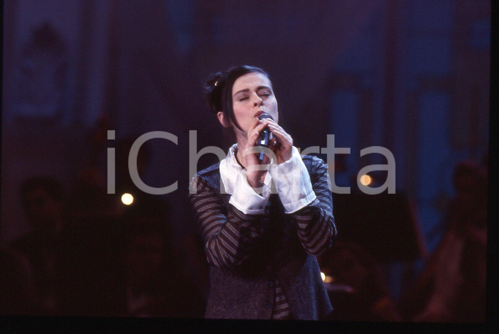35mm vintage slide* 1993 FESTIVAL ITALIANO Lisa STANSFIELD Ritratto (23) Diapositiva d'epoca, in formato 35 mm. CONDIZIONI: GOODE' severamente vietata la riproduzione. Tutti i diritti sono riservati. ICharta mette in vendita, sul negozio eBay e in esclusiva sul sito "icharta" il proprio archivio composto da numerose diapositive e negativi fotografici d'epoca, tutti originali e autentici, che attraversano la storia del costume italiano tra gli la fine degli anni Sessanta e Novanta.Si tratta di uno sguardo inedito sull'attualit&agrave;, la politica, la vita quotidiana, il gossip e la cultura, che fotografa il cambiamento della nazione in quest'ultimo scorcio del XX secolo. Un'occasione unica per il mercato del collezionismo, che vede finalmente disponibile un archivio eccezionale per vastit&agrave;, tematiche e condizioni, in un settore (il negativo fotografico e la diapositiva) di assoluta novit&agrave; e dalle interessanti prospettive di investimento.  originale e autentica 1