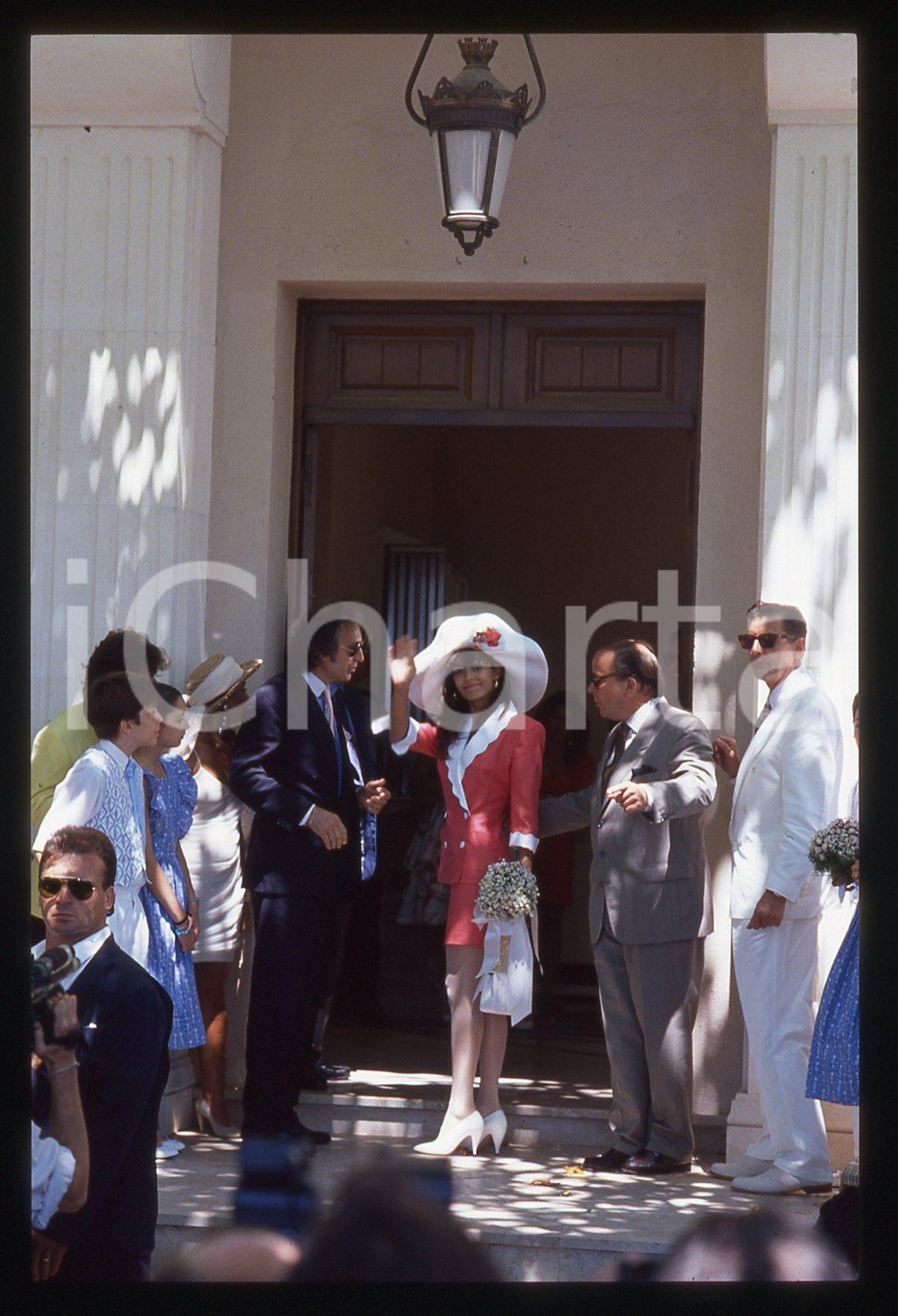 35mm vintage slide* 1990 RAMATUELLE Adeline BLONDIEAU il giorno delle nozze 3 La diapositiva si riferisce al matrimonio tra Adeline Blondieau e Johnny HallydayDiapositiva d'epoca, in formato 35 mm. CONDIZIONI: GOODE' severamente vietata la riproduzione. Tutti i diritti sono riservati. ICharta mette in vendita, sul negozio eBay e in esclusiva sul sito "icharta" il proprio archivio composto da numerose diapositive e negativi fotografici d'epoca, tutti originali e autentici, che attraversano la storia del costume italiano tra gli la fine degli anni Sessanta e Novanta.Si tratta di uno sguardo inedito sull'attualit&agrave;, la politica, la vita quotidiana, il gossip e la cultura, che fotografa il cambiamento della nazione in quest'ultimo scorcio del XX secolo. Un'occasione unica per il mercato del collezionismo, che vede finalmente disponibile un archivio eccezionale per vastit&agrave;, tematiche e condizioni, in un settore (il negativo fotografico e la diapositiva) di assoluta novit&agrave; e dalle interessanti prospettive di investimento.  originale e autentica 1
