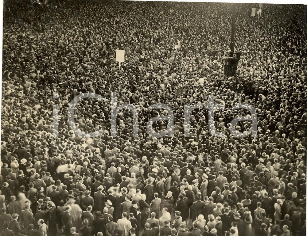 Fotografia d epoca originale 1935 Milano Piazza Duomo  Lettura bollettino di guerra  Foto 31 1