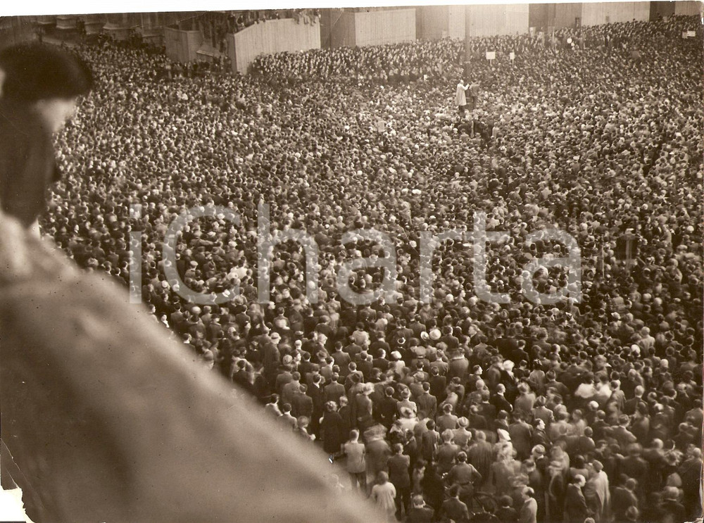 Fotografia d epoca originale 1935 Milano Piazza Duomo  Lettura bollettino di guerra  Foto 1 1