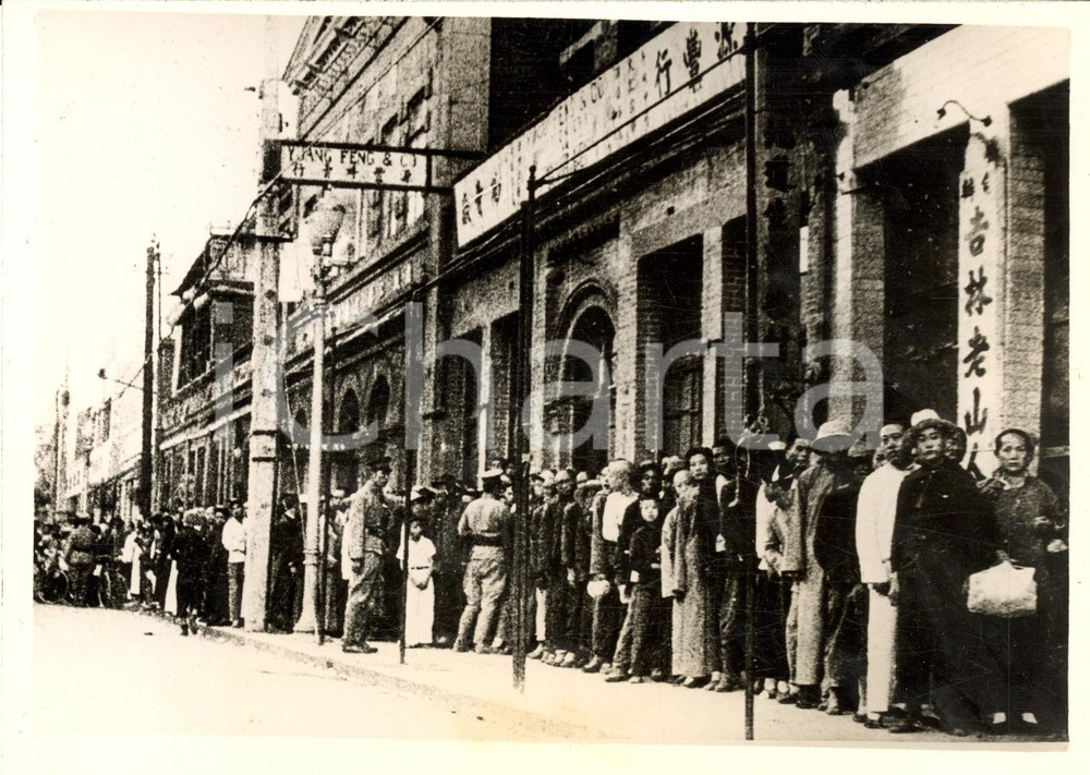 Fotografia d'epoca originale 1939 TIENTSIN Cinesi in fila in attesa di perquisizione - Fotografia 1