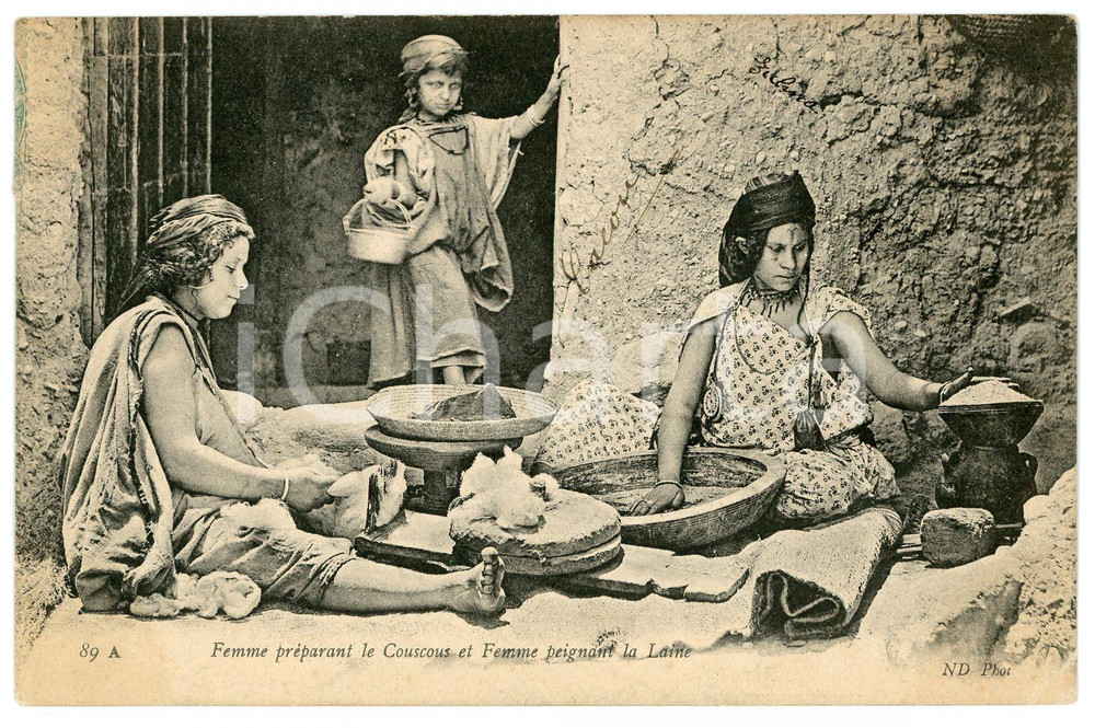 1920 ca AFRIQUE Femme préparant le couscous et femme peignant la laine POSTCARD  Cartolina postale d'epoca, viaggiata. CONDIZIONI:POOR/danneggiato Piegatura all'angolo inferiore sinistro, aloni al versoFORMATO: 14x9 cm originale e autentica 1