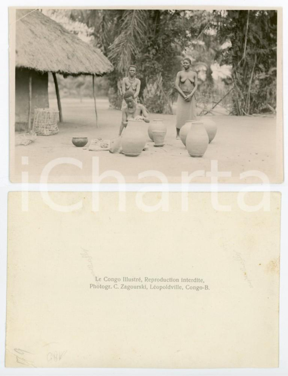 1930 ca C. ZAGOURSKI «Le Congo Illustré» Donne indigene tra i vasi - Foto  Fotografia seriale, originale d'epoca, appartenente alla serie «Le Congo Illustré» del fotografo Casimir Zagourski (Léopoldville). CONDIZIONI:POOR/danneggiato piegatura angolare evidenteFORMATO: 14x9 cm originale e autentica 1
