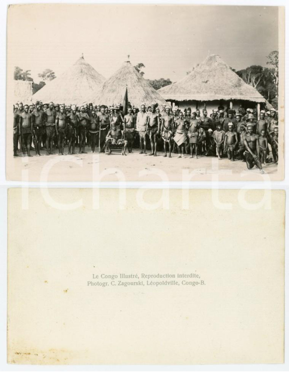 1930 ca C. ZAGOURSKI «Le Congo Illustré» Capo MANGBETU nel suo villaggio - Foto  Fotografia seriale, originale d'epoca, appartenente alla serie «Le Congo Illustré» del fotografo Casimir Zagourski (Léopoldville). CONDIZIONI:FAIR/discreto piegatura al lato destro; macchia al versoFORMATO: 14x9 cm originale e autentica 1