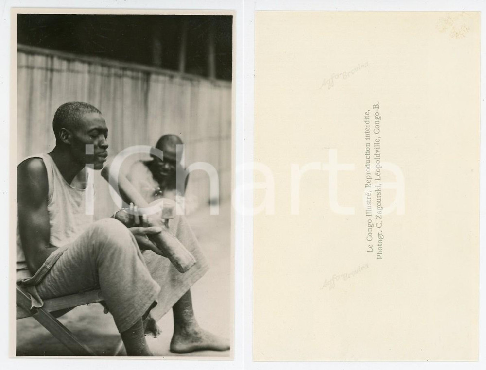1930 ca C. ZAGOURSKI «Le Congo Illustré» Indigeno suonatore - Foto 9x14 cm  Fotografia seriale, originale d'epoca, appartenente alla serie «Le Congo Illustré» del fotografo Casimir Zagourski (Léopoldville). CONDIZIONI:GOOD/buono lieve piegatura angolareFORMATO: 9x14 cm originale e autentica 1