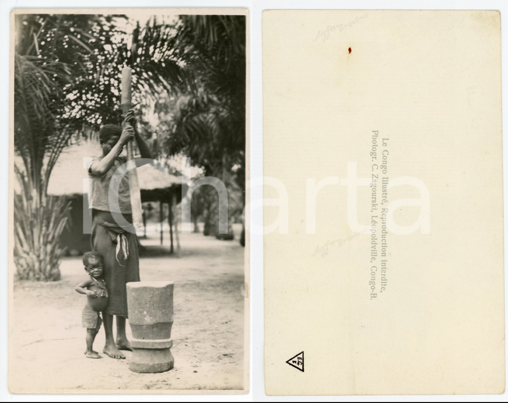 1930 ca C. ZAGOURSKI «Le Congo Illustré» Donna al mortaio - Foto 9x14 cm  Fotografia seriale, originale d'epoca, appartenente alla serie «Le Congo Illustré» del fotografo Casimir Zagourski (Léopoldville). CONDIZIONI:FAIR/discreto rigature al lato superioreFORMATO: 9x14 cm originale e autentica 1