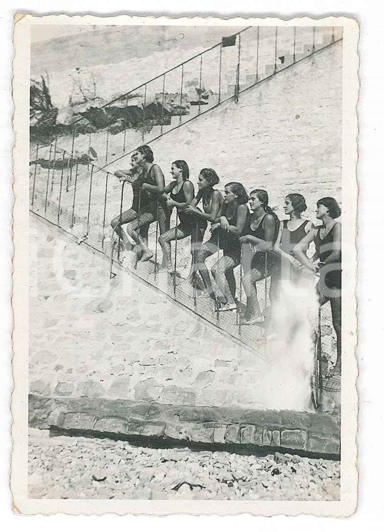 Fotografia d epoca originale 1935 ca ZARA  DALMAZIA Ragazze in costume in posa su una scala  Foto 5x8 cm 1