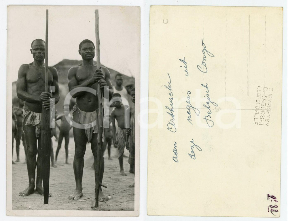 1930 ca Casimir ZAGOURSKI - CONGO BELGE - Guerriers indigènes - Postcard  Fotocartolina originale d'epoca, del fotografo Casimir Zagourski (Léopoldville, Congo Belge).Non viaggiata. CONDIZIONI:FAIR/discreto lievi piegatureFORMATO: 9x14 cm originale e autentica 1