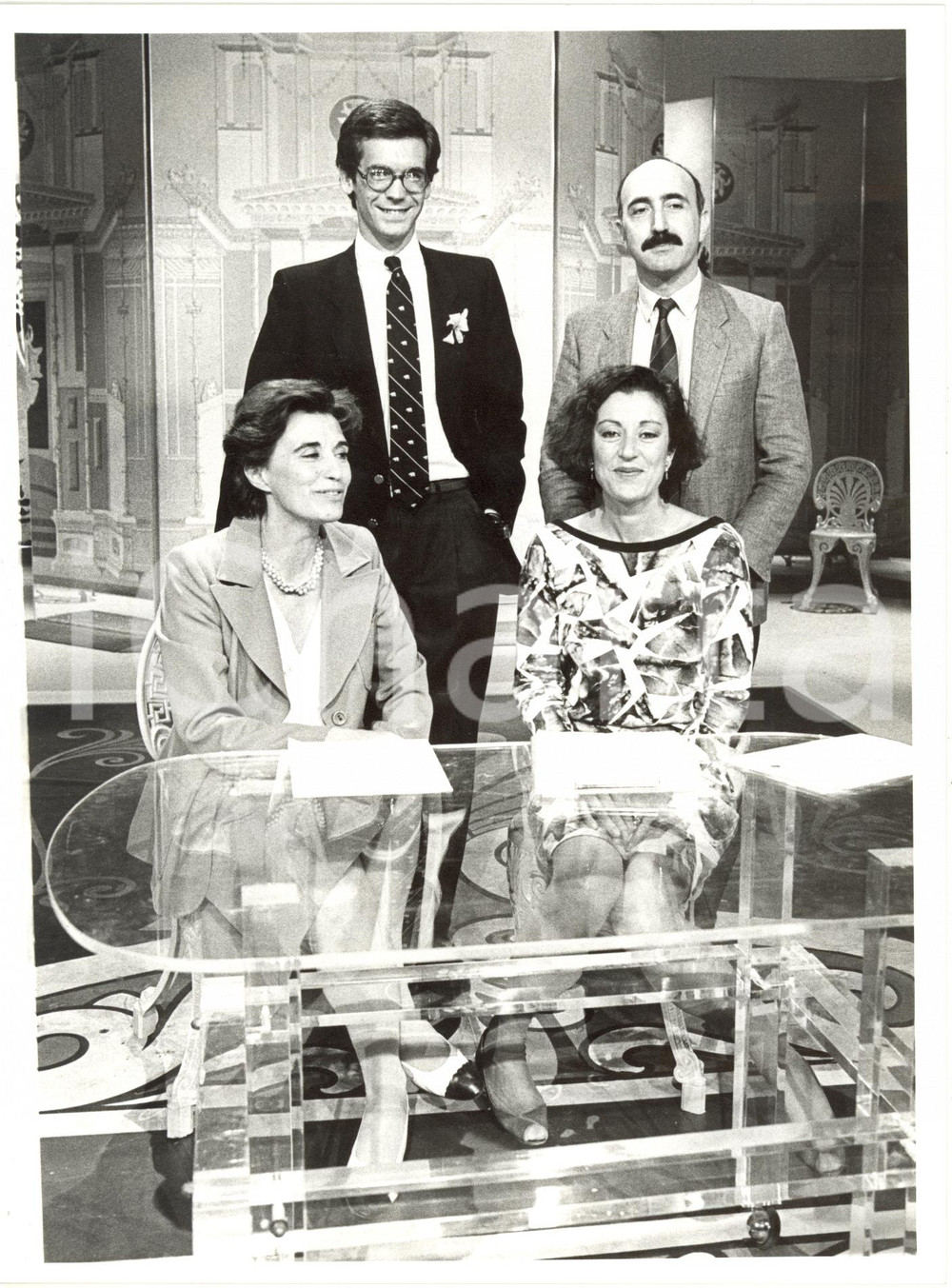 1985 RAI 1 MISTER O Alessandro CECCHI PAONE Paola GIOVETTI Ludovico PEREGRINI  2 Fotografia di agenzia. Nell'immagine compare anche la regista Lella Artesi.CONDIZIONI: G FORMATO: 18x24 cm  originale e autentica 1
