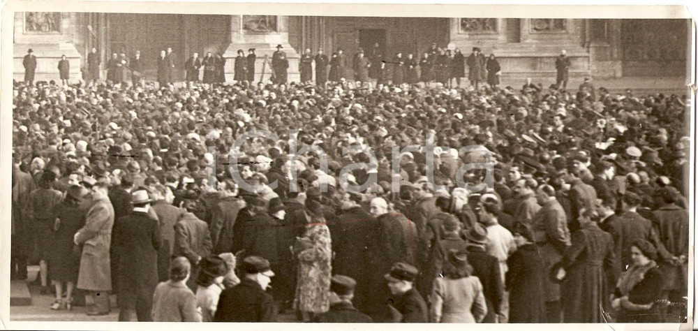 Fotografia d epoca originale 1941 MILANO Duce dichiara guerra a STATI UNITI Folla in ascolto Fotografia 1