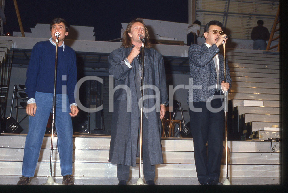 35mm vintage slide* 1987 SANREMO Umberto TOZZI Enrico RUGGERI Gianni MORANDI 2 La diapositiva si riferisce alle prove al Teatro AristonDiapositiva d'epoca, in formato 35 mm. CONDIZIONI: GOODE' severamente vietata la riproduzione. Tutti i diritti sono riservati. ICharta mette in vendita, sul negozio eBay e in esclusiva sul sito "icharta" il proprio archivio composto da numerose diapositive e negativi fotografici d'epoca, tutti originali e autentici, che attraversano la storia del costume italiano tra gli la fine degli anni Sessanta e Novanta.Si tratta di uno sguardo inedito sull'attualit&agrave;, la politica, la vita quotidiana, il gossip e la cultura, che fotografa il cambiamento della nazione in quest'ultimo scorcio del XX secolo. Un'occasione unica per il mercato del collezionismo, che vede finalmente disponibile un archivio eccezionale per vastit&agrave;, tematiche e condizioni, in un settore (il negativo fotografico e la diapositiva) di assoluta novit&agrave; e dalle interessanti prospettive di investimento.  originale e autentica 1