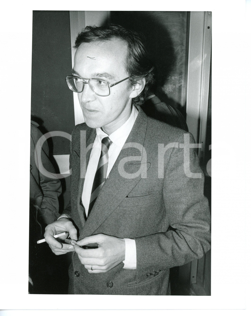 1985 ca POLITICA - DC Ritratto di Tiziano GARBO *Foto VINTAGE 20x25 cm Fotografia di agenzia. CONDIZIONI: G (ma difetto di stampa al margine superiore)DIMENSIONI: 20x25 cm   originale e autentica 1