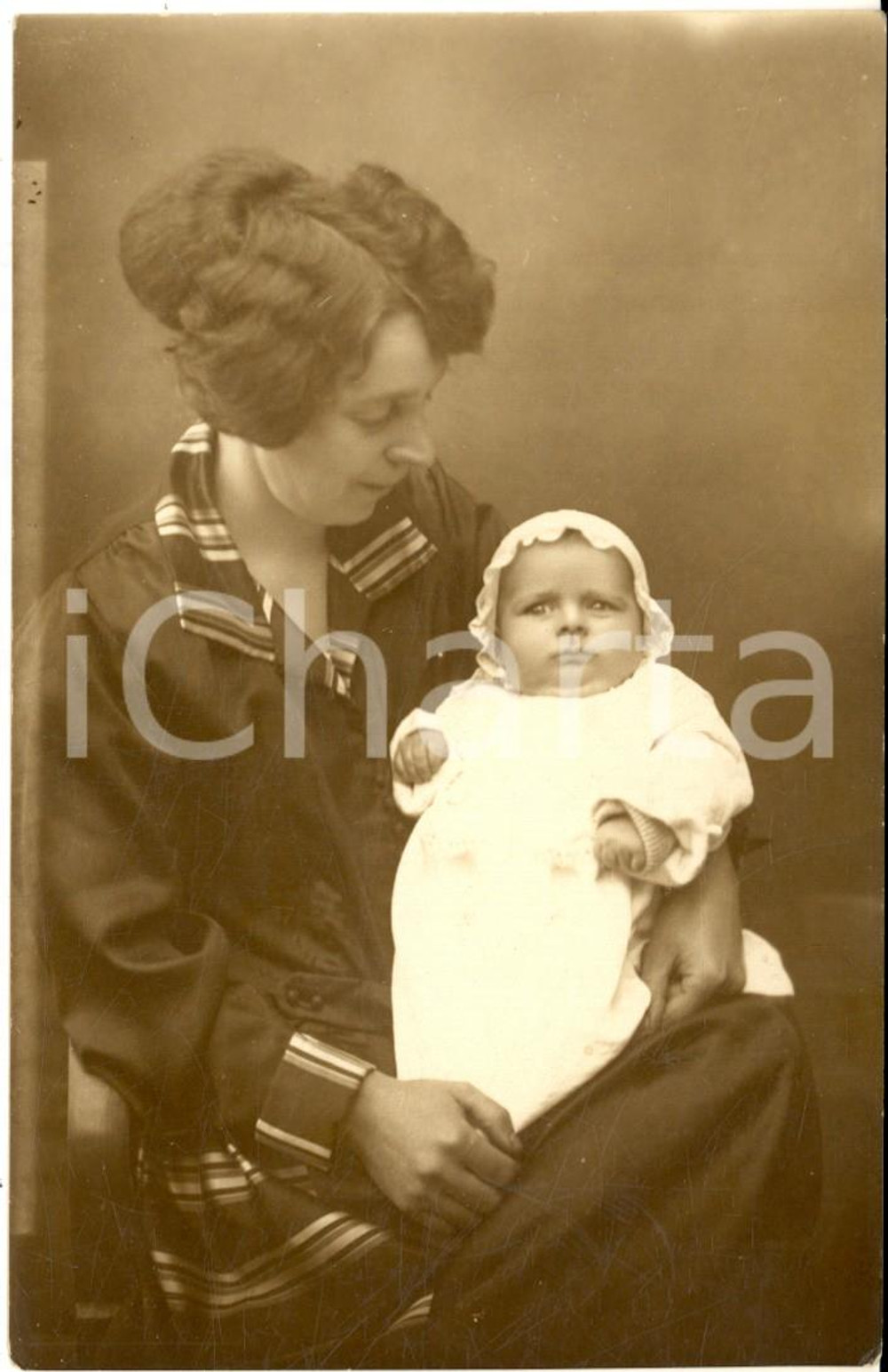 1920 ca ITALIA Ritratto di donna con neonato in braccio ^Foto cartolina Fotografia d'epoca, in formato cartolina postale. CONDIZIONI: G   originale e autentica 1