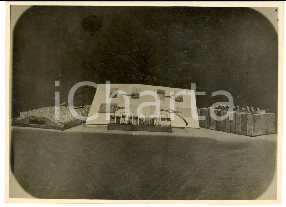 1927 COMO Esposizione Voltiana - Tavolo con apparecchio *Foto 17x12 Fotografia d'epoca.  CONDIZIONI: GFOTOGRAFO: Mandelli - ComoFORMATO: 17x12 cm  originale e autentica 1