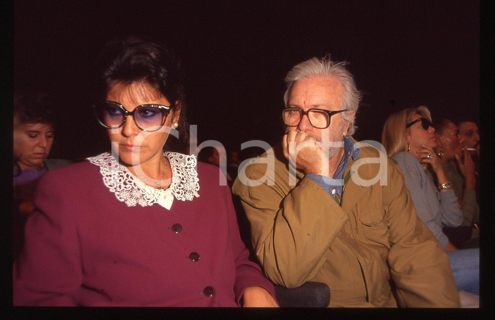 Luciano DE CRESCENZO e Claudia MORI - 1995 ca *35 mm vintage slide 10 Diapositiva d'epoca, in formato 35 mm.CONDIZIONI: GOODE' severamente vietata la riproduzione. Tutti i diritti sono riservati.ICharta mette in vendita, sul negozio eBay e in esclusiva sul sito "icharta"Â il proprio archivio composto da numerose diapositive e negativi fotografici d'epoca, tutti originali e autentici, che attraversano la storia del costume italiano tra gli la fine degli anni Sessanta e Novanta.Si tratta di uno sguardo inedito sull'attualitÃ , la politica, la vita quotidiana, il gossip e la cultura, che fotografa il cambiamento della nazione in quest'ultimo scorcio del XX secolo.Â Un'occasione unica per il mercato del collezionismo, che vede finalmente disponibile un archivio eccezionale per vastitÃ , tematiche e condizioni, in un settore (il negativo fotografico e la diapositiva) di assoluta novitÃ  e dalle interessanti prospettive di investimento.Â  CONDIZIONI:GOOD/buono originale e autentica 1