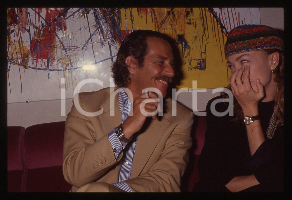 35mm vintage slide* 1995 ca ALBERTO CASTAGNA NANCY BRILLI (2)    Diapositiva d'epoca, in formato 35 mm. CONDIZIONI: GOOD ICharta mette in vendita, sul negozio eBay e in esclusiva sul sito "icharta" il proprio archivio composto da numerose diapositive e negativi fotografici d'epoca, tutti originali e autentici, che attraversano la storia del costume italiano tra gli la fine degli anni Sessanta e Novanta.Si tratta di uno sguardo inedito sull'attualit&agrave;, la politica, la vita quotidiana, il gossip e la cultura, che fotografa il cambiamento della nazione in quest'ultimo scorcio del XX secolo. Un'occasione unica per il mercato del collezionismo, che vede finalmente disponibile un archivio eccezionale per vastit&agrave;, tematiche e condizioni, in un settore (il negativo fotografico e la diapositiva) di assoluta novit&agrave; e dalle interessanti prospettive di investimento.  originale e autentica 1
