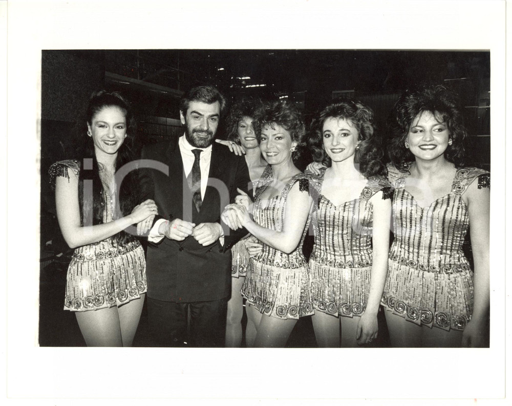 1990 ca RAI UNO - GIOCAQUIZ DIXAN Giovanni GORIA tra le vallette (4) Foto 25x20 Fotografia di agenzia. CONDIZIONI: G (ma piccola piegatura al margine superiore)FORMATO: 25x20 cm  originale e autentica 1