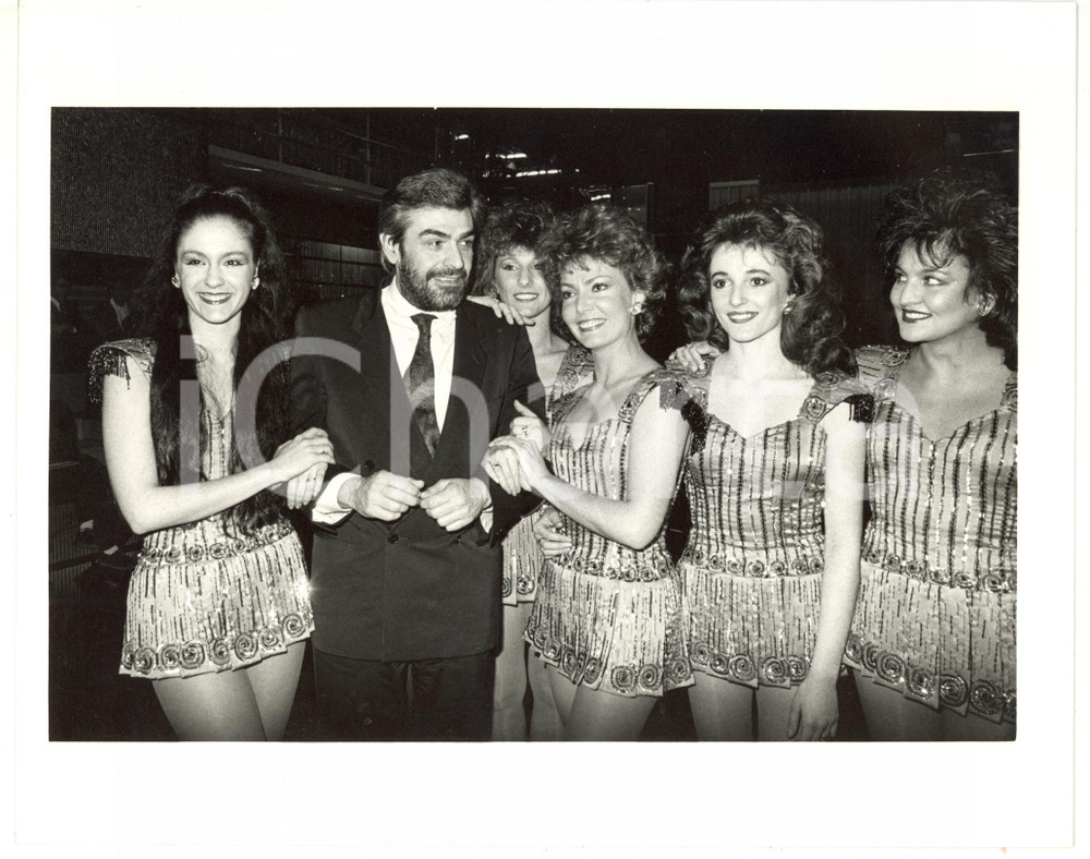 1990 ca RAI UNO - GIOCAQUIZ DIXAN Giovanni GORIA tra le vallette (4) Fotografia Fotografia di agenzia. CONDIZIONI: GFORMATO: 25x20 cm  originale e autentica 1