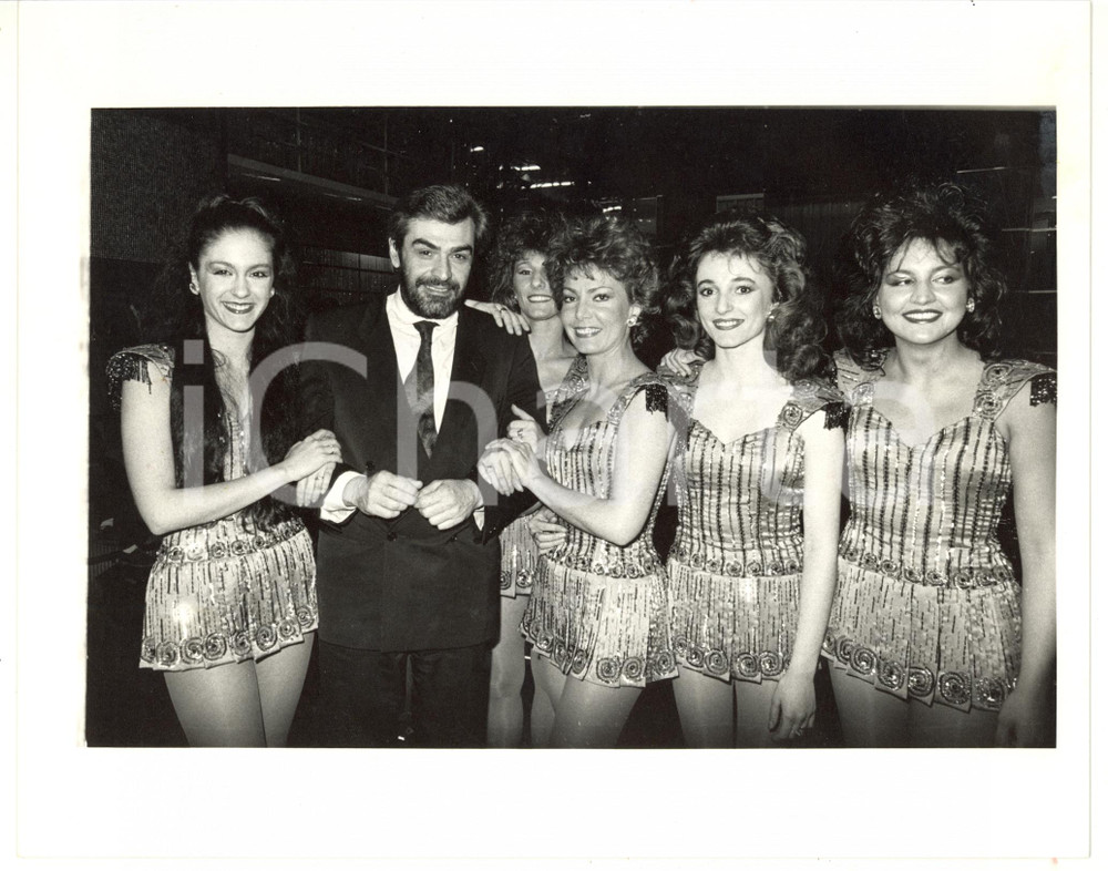 1990 ca RAI UNO - GIOCAQUIZ DIXAN Giovanni GORIA tra le vallette (4) *Foto 25x20 Fotografia di agenzia. CONDIZIONI: GFORMATO: 25x20 cm  originale e autentica 1