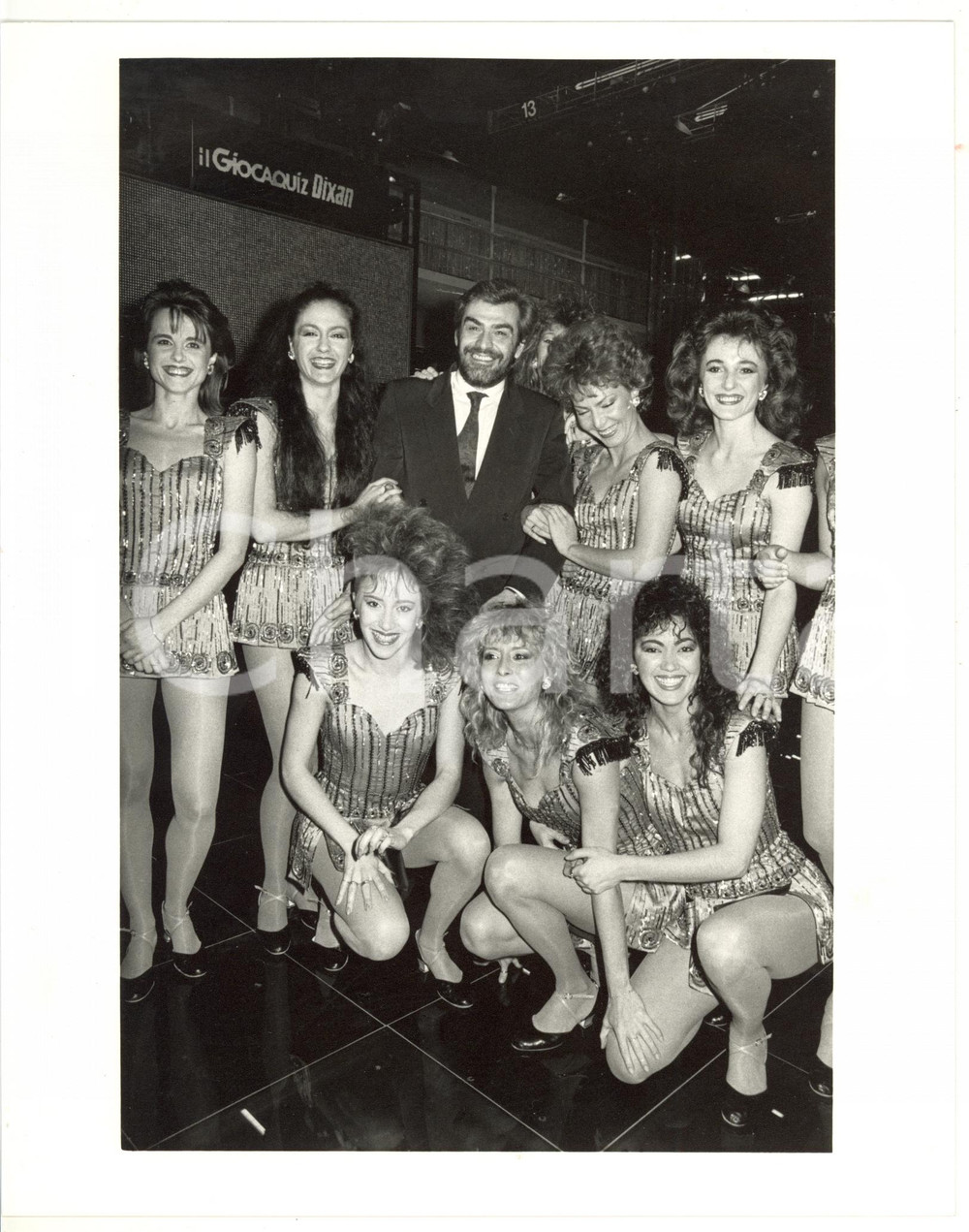 Fotografia d epoca originale 1990 ca RAI UNO  GIOCAQUIZ DIXAN Giovanni GORIA tra le vallette 1 Foto 20x25 1
